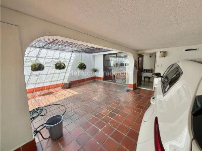 Casa de 4 alcobas en venta en Laureles Estadio, Medellín, 252 m² · foto 2 de 20