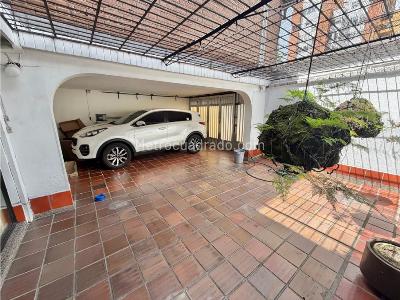 Casa de 4 alcobas en venta en Laureles Estadio, Medellín, 252 m² · foto 3 de 20