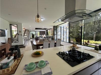 Casa de 5 alcobas en venta en Loma Del Escobero, Envigado, 780 m² · foto 2 de 20