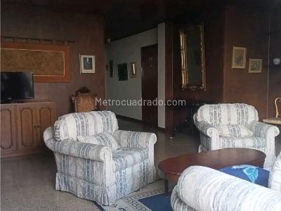 Apartamento de 3 alcobas en venta en Los Colores, Medellín, 194 m² · foto 14 de 20