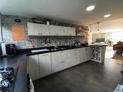 Apartamento de 3 alcobas en venta en Castropol, Medellín, 150 m² · foto 5 de 19