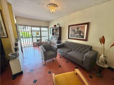 Casa de 5 alcobas en venta en Estadio, Medellín, 332 m² · foto 3 de 20
