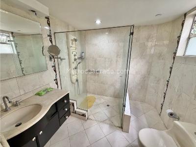 Casa de 5 alcobas en venta en Estadio, Medellín, 332 m² · foto 8 de 20