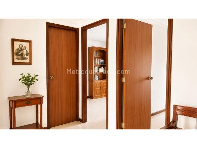 Apartamento de 3 alcobas en venta en Loma De Los Bernal, Medellín, 90 m² · foto 6 de 17