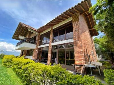 Casa de 4 alcobas en venta en Loma Del Chocho, Envigado, 895 m² · foto 2 de 18