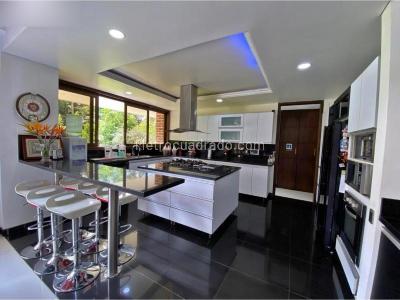 Casa de 4 alcobas en venta en Loma Del Chocho, Envigado, 895 m² · foto 8 de 18