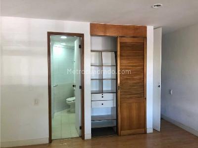 Apartaestudio en venta en El Poblado, Medellín, 49 m² · foto 10 de 17