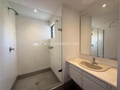 Apartamento de 3 alcobas en venta en El Poblado, Medellín, 205 m² · foto 14 de 14
