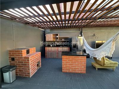 Casa de 4 alcobas en venta en Los Colores, Medellín, 371 m² · foto 2 de 20