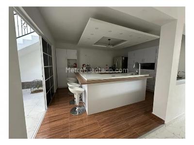 Casa de 4 alcobas en venta en Los Colores, Medellín, 371 m² · foto 3 de 20