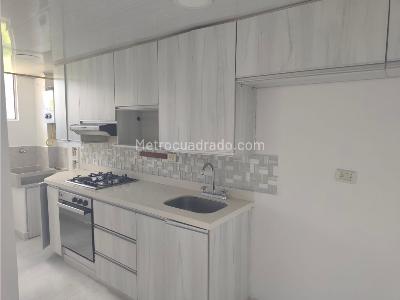 Apartamento de 3 alcobas en venta en Loma De Los Bernal, Medellín, 78 m² · foto 2 de 20