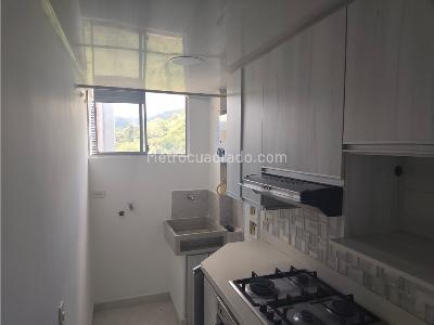 Apartamento de 3 alcobas en venta en Loma De Los Bernal, Medellín, 78 m² · foto 3 de 20