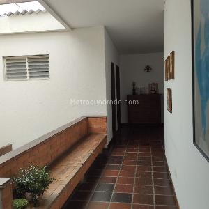 Casa de 5 alcobas en venta en Santa Rita, Cali · foto 2 de 14