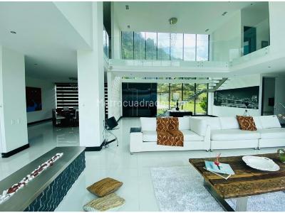 Casa de 4 alcobas en venta en Las Palmas, Medellín, 700 m² · foto 3 de 12