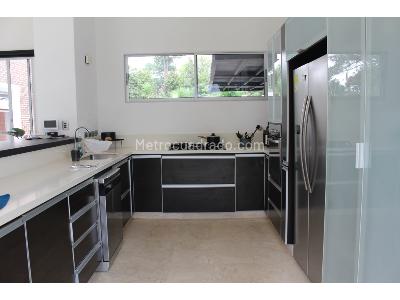 Casa de 5 alcobas en venta en Loma Del Escobero, Medellín, 460 m² · foto 10 de 20