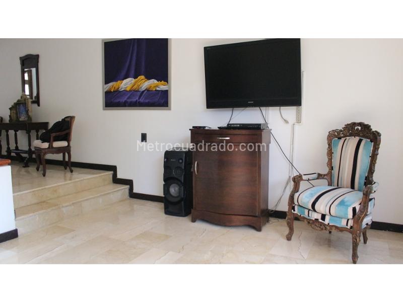 Charming 4BR House in Los Balsos - 4
