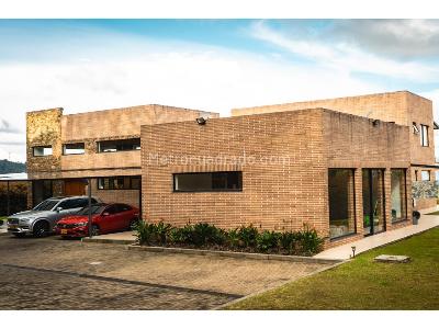 Casa de 5 alcobas en venta en Las Palmas, Medellín, 589 m² · foto 2 de 7