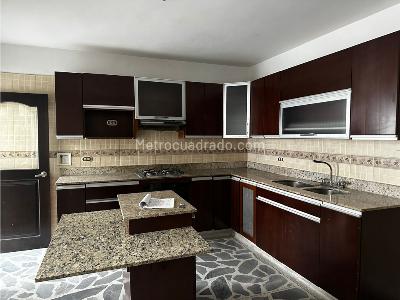 Casa de 5 alcobas en venta en Simon Bolivar, Medellín, 450 m² · foto 2 de 12