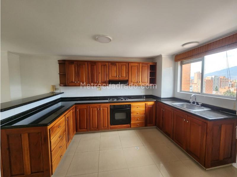 Spacious 3BR Apartment in El Nogal Near Amenities - 4