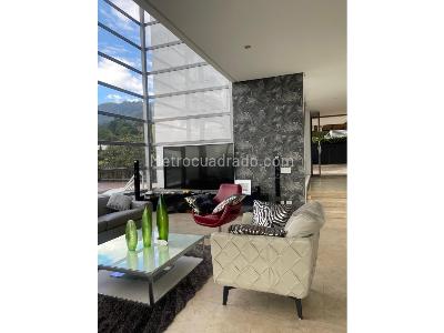 Casa de 4 alcobas en venta en Loma Del Escobero, Medellín · foto 2 de 19