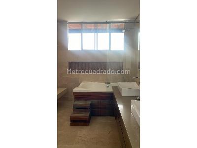 Casa de 4 alcobas en venta en Loma Del Escobero, Medellín · foto 18 de 19
