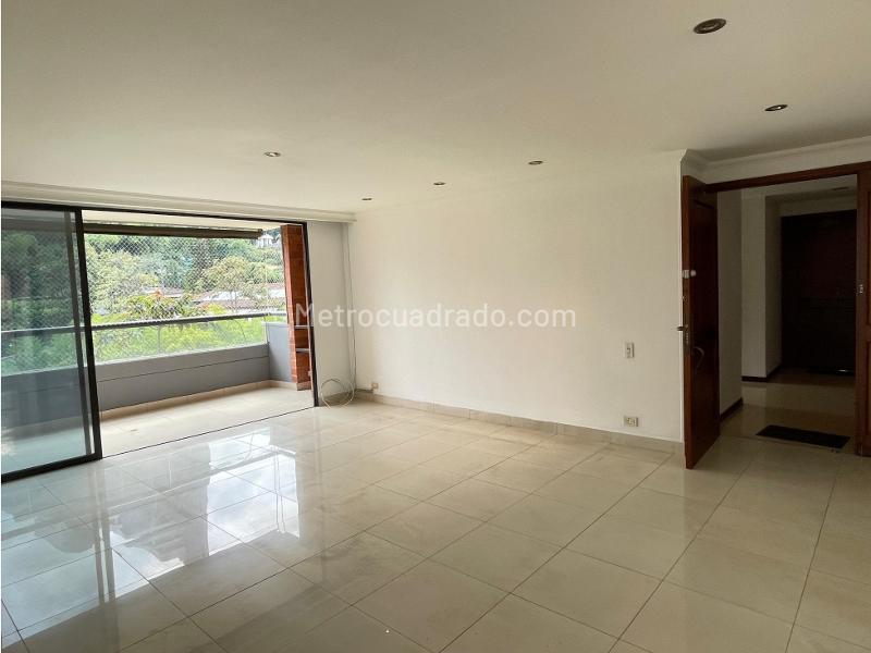 Apartamento Amplio de 3 Alcobas en Loma de Los González