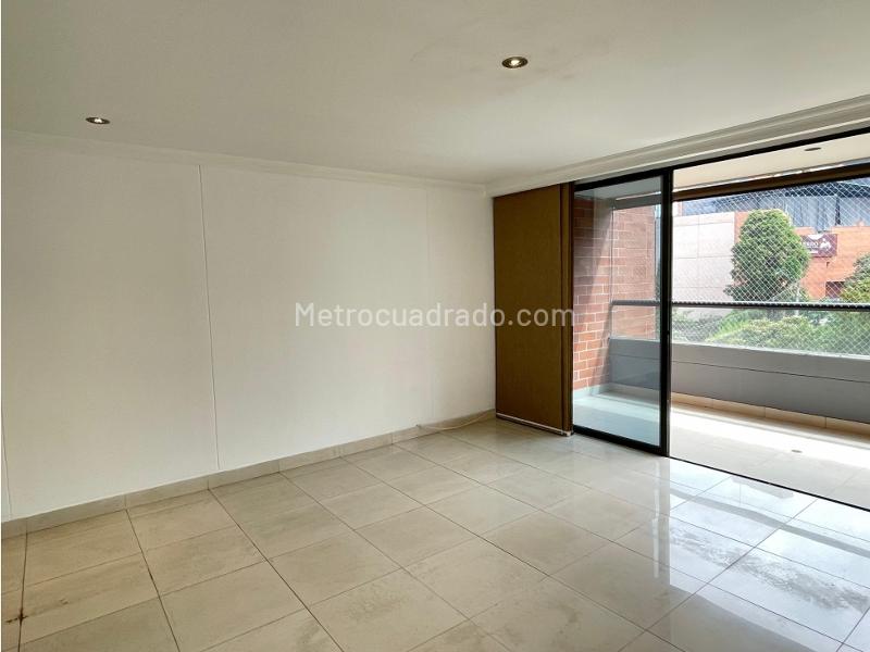 Apartamento Amplio de 3 Alcobas en Loma de Los González - 4