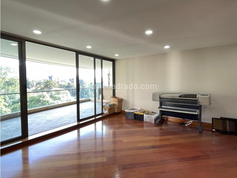 Apartamento de 4 Alcobas con Jardín en Los Balsos - 3