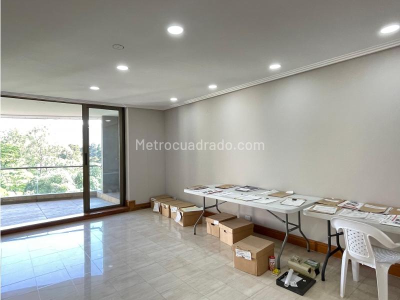 Apartamento de 4 Alcobas con Jardín en Los Balsos - 9