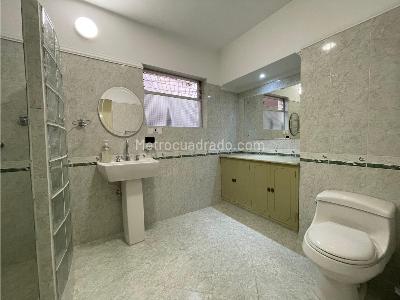 Casa de 5 alcobas en arriendo en Avenida Jardin, Medellín, 370 m² · foto 19 de 20