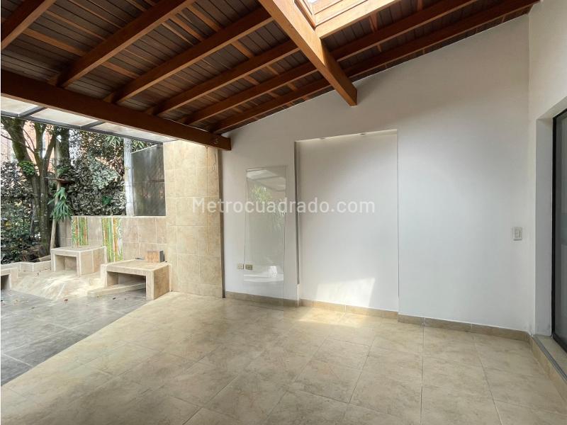 4BR House with Modern Finishes in Castropol - 9