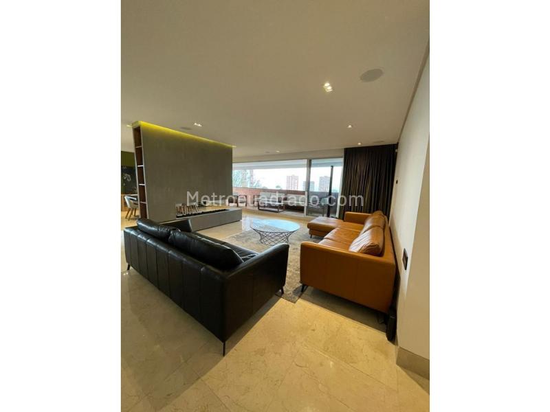 Apartamento Amoblado de 4 Alcobas en El Tesoro cerca a Servicios