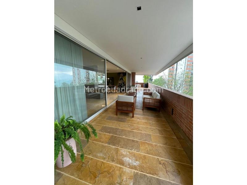 Apartamento Amoblado de 4 Alcobas en El Tesoro cerca a Servicios - 5