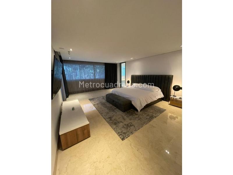 Apartamento Amoblado de 4 Alcobas en El Tesoro cerca a Servicios - 9