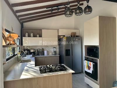 Casa de 5 alcobas en venta en Santa Elena, Medellín, 300 m² · foto 3 de 20