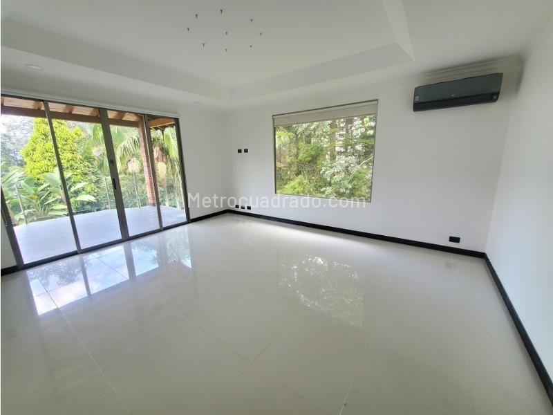 Casa Elegante de 4 Alcobas en Altos del Poblado - 3