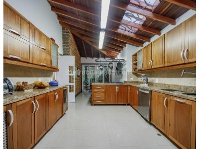 Casa de 5 alcobas en venta en Loma Del Escobero, Medellín, 1106 m² · foto 7 de 20