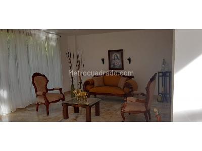 Casa de 3 alcobas en venta en Loma Del Escobero, Medellín, 435 m² · foto 2 de 11
