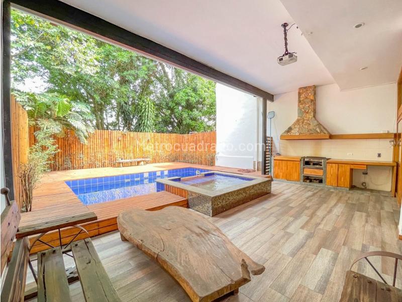 Casa Amoblada de 4 Alcobas en Alquiler en El Tesoro, Medellín