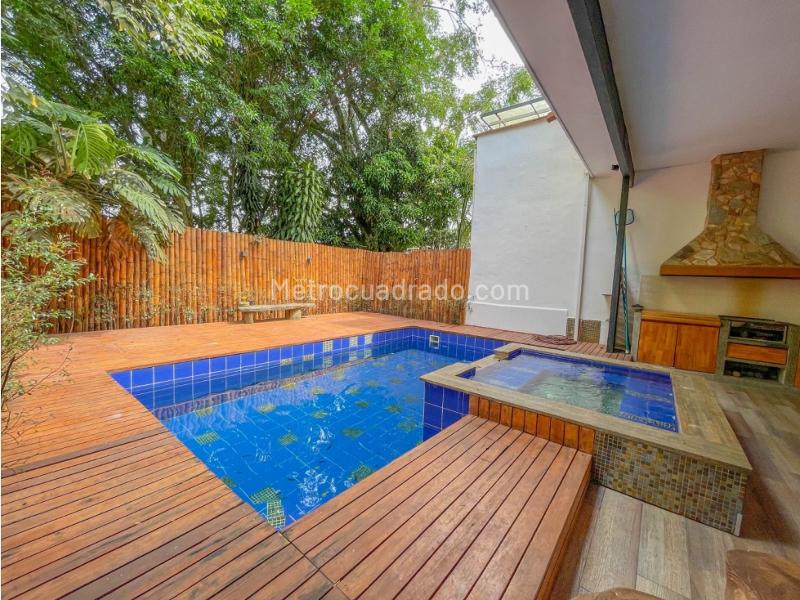 Casa Amoblada de 4 Alcobas en Alquiler en El Tesoro, Medellín - 2