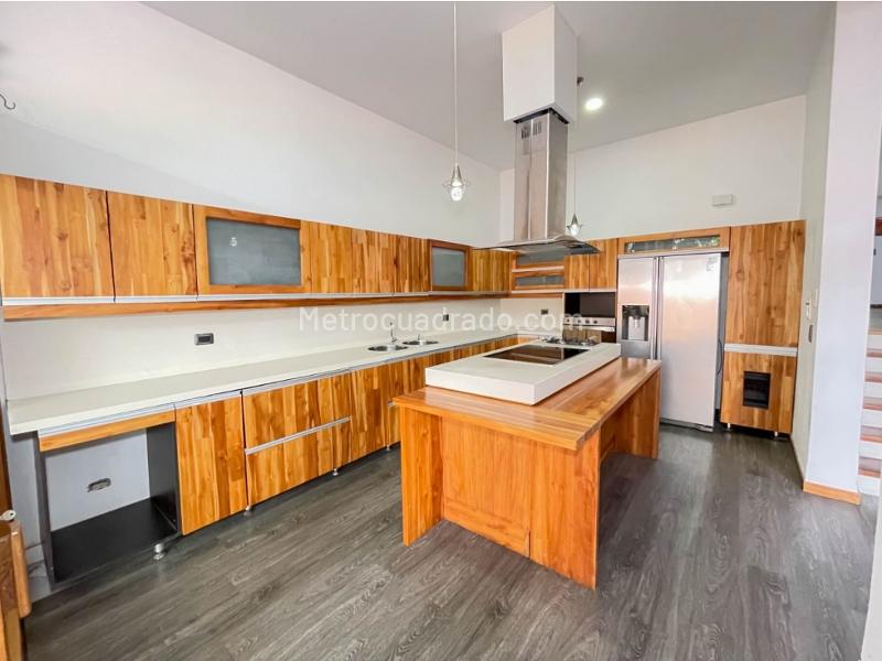 Casa Amoblada de 4 Alcobas en Alquiler en El Tesoro, Medellín - 9