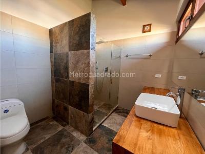 Casa de 3 alcobas en venta en Loma Del Escobero, Medellín, 210 m² · foto 13 de 14