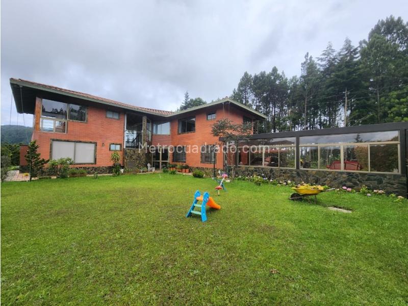 Casa amplia de 3 Alcobas con acabados modernos en Loma del Escobero