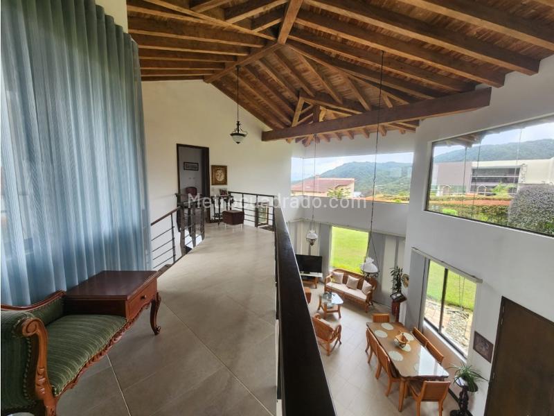 Spacious 3BR House with Modern Finishes in Loma Del Escobero - 2