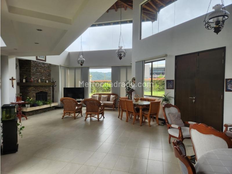 Spacious 3BR House with Modern Finishes in Loma Del Escobero - 3