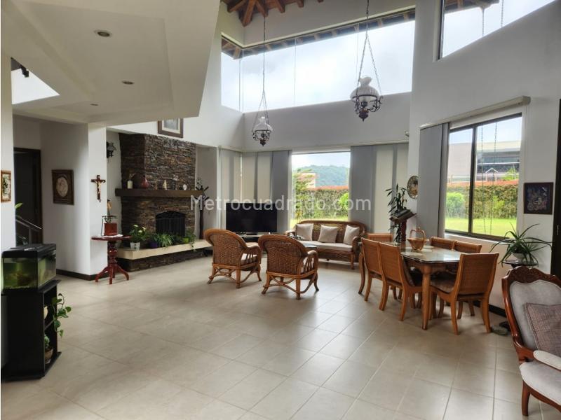 Spacious 3BR House with Modern Finishes in Loma Del Escobero - 4