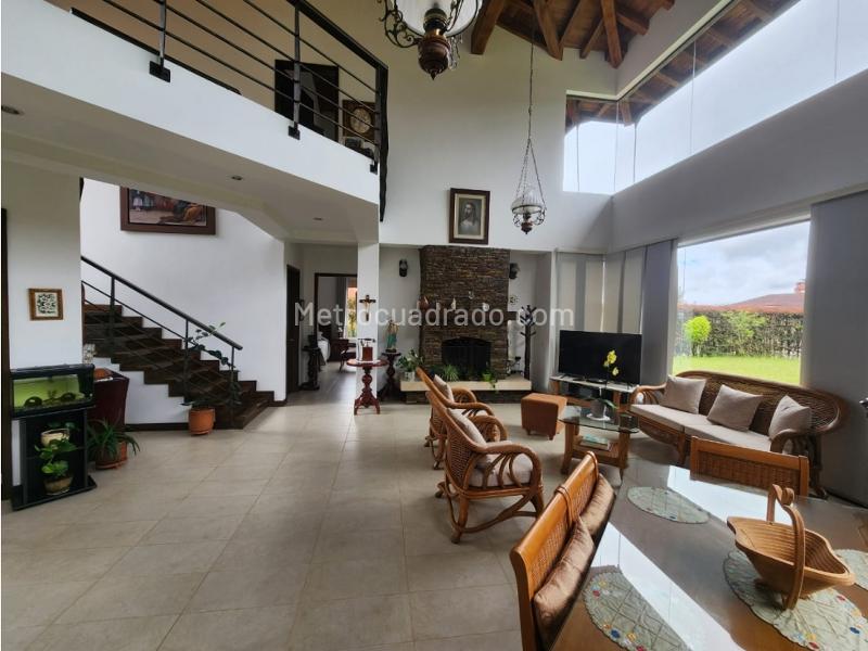 Spacious 3BR House with Modern Finishes in Loma Del Escobero - 6