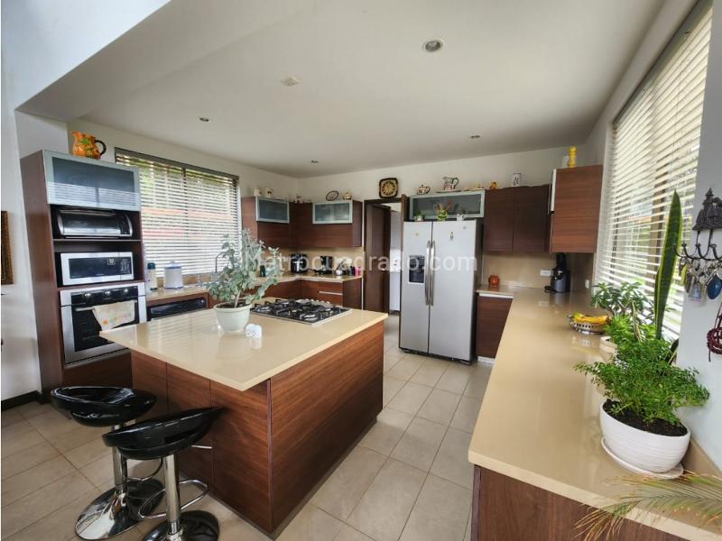 Spacious 3BR House with Modern Finishes in Loma Del Escobero - 7