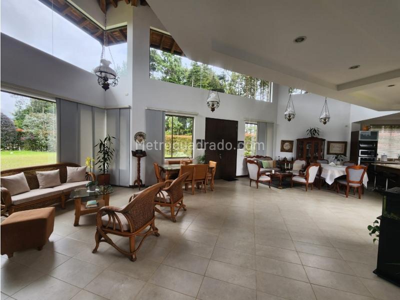 Spacious 3BR House with Modern Finishes in Loma Del Escobero - 8