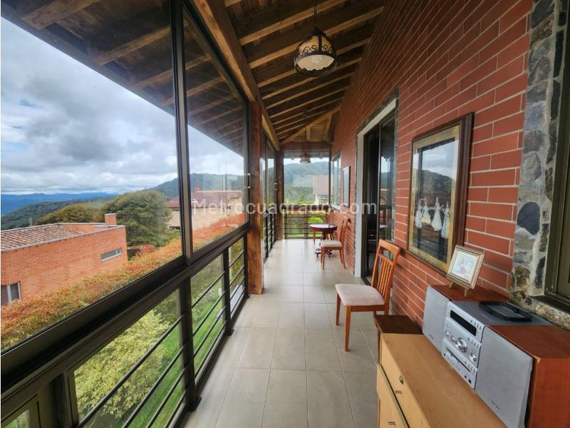 Spacious 3BR House with Modern Finishes in Loma Del Escobero - 9